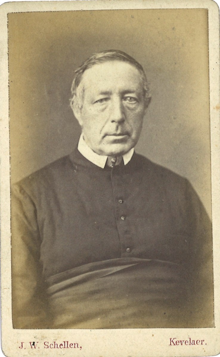 Verzameling van 51 Portretfoto's (carte-de-visite) van geestelijken: Pastoor Driessen van Swalmen.