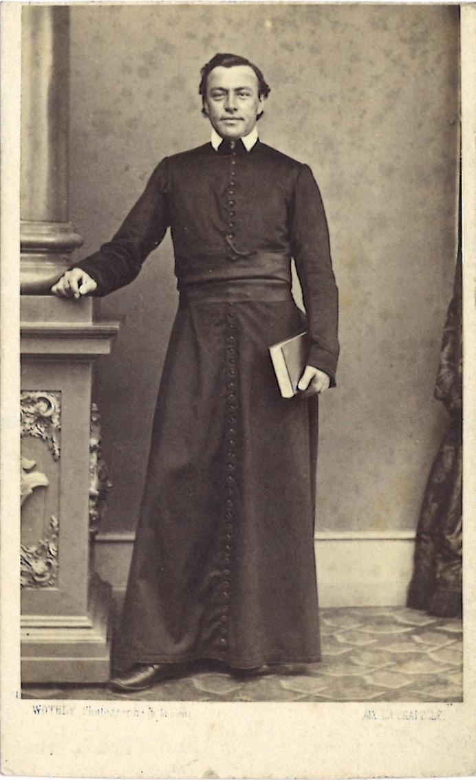 Verzameling van 51 Portretfoto's (carte-de-visite) van geestelijken: mogelijk prof Everts van Rolduc.