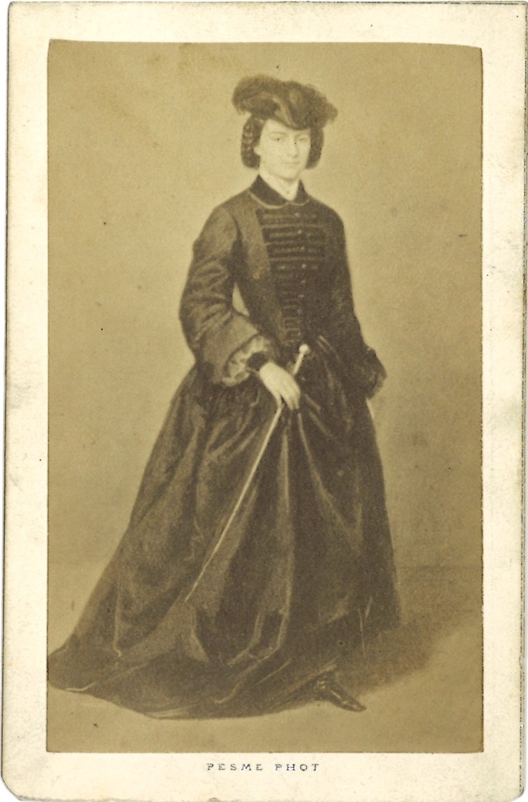 Verrzameling van 12 Portretfoto's (carte-de-visite) van koninklijke familie, adel: Maria Sophia, de laatste koningin van Napels.