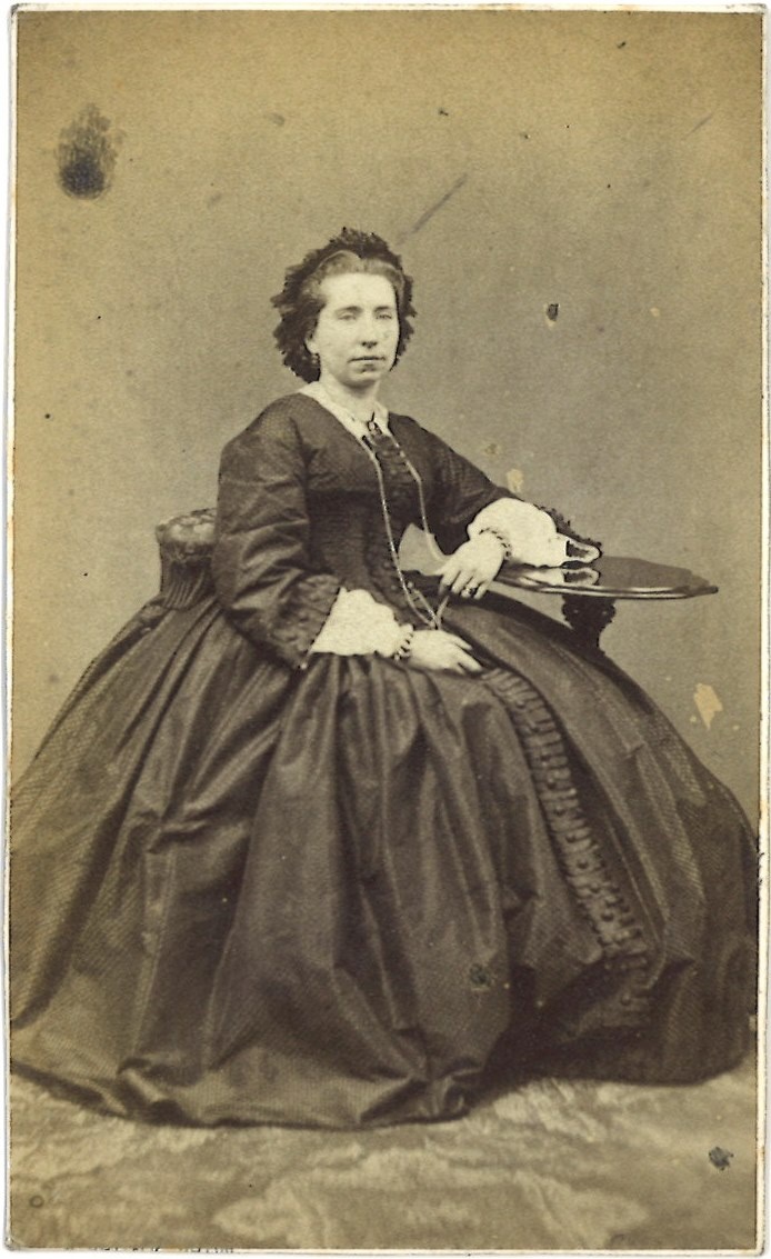 Verrzameling van 12 Portretfoto's (carte-de-visite) van koninklijke familie, adel: Mevrouw Bosch Van Drakenstein.