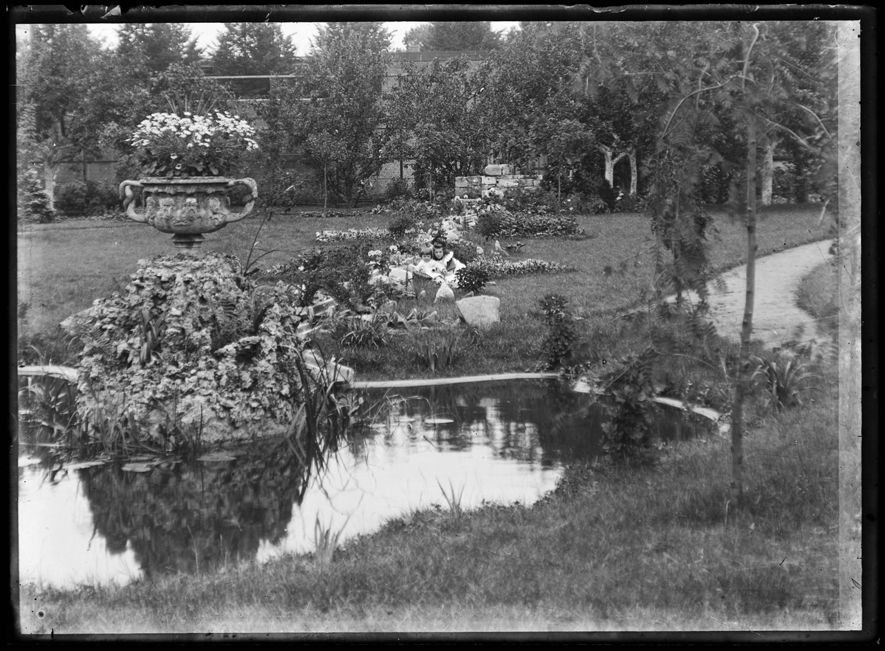 Glasnegatief van foto van twee kinderen in een tuin