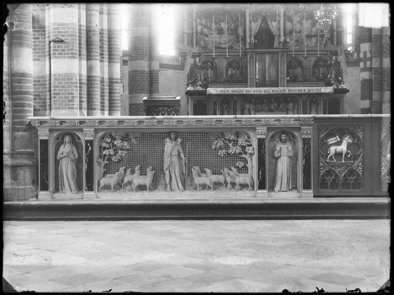 Glasnegatief van een foto van een neogotisch kerkinterieur: o.a. de helft van een communiebank