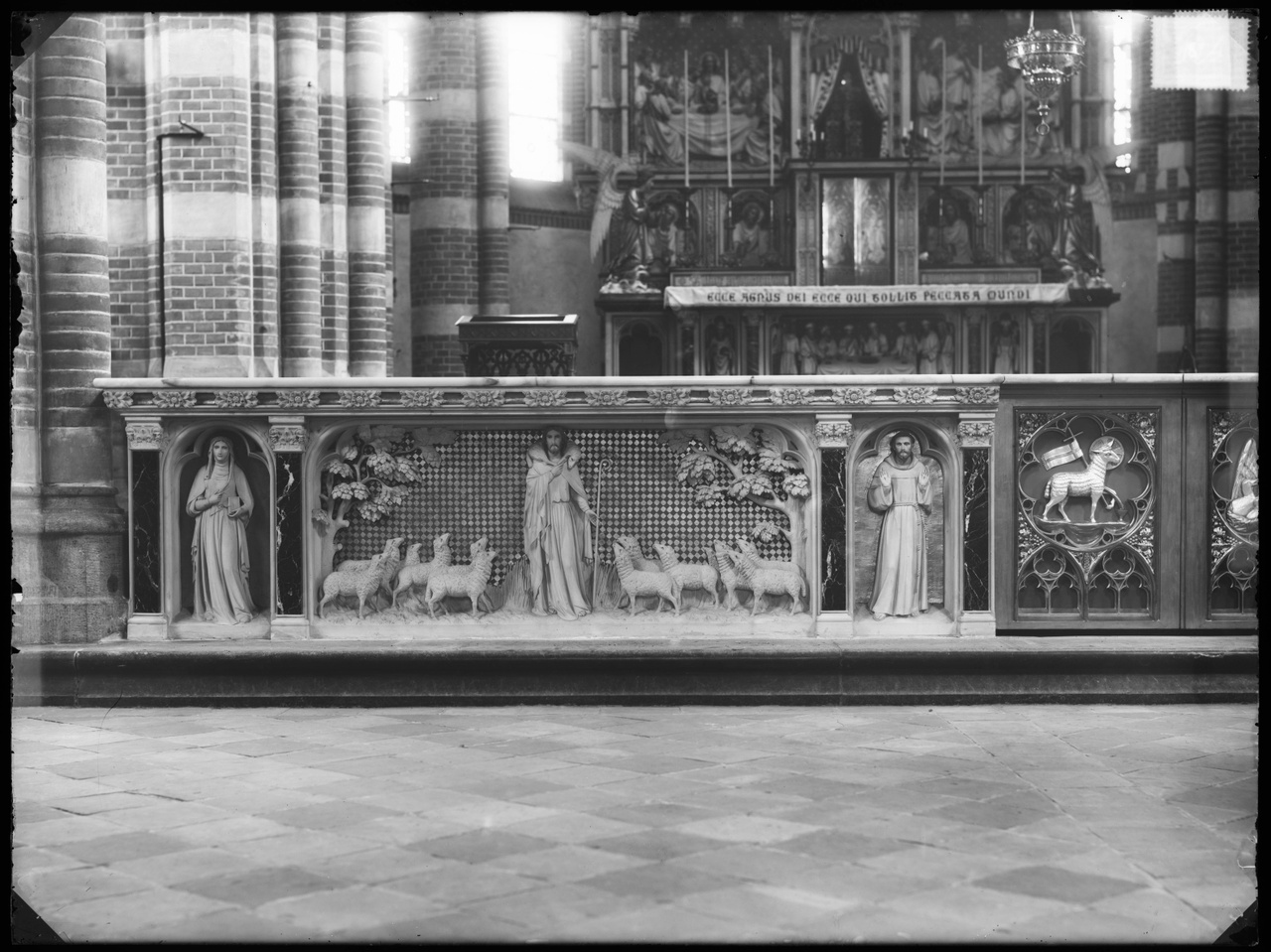 Glasnegatief van een foto van een neogotisch kerkinterieur: o.a. de helft van een communiebank