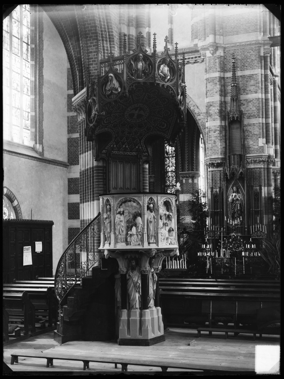 Glasnegatief van een foto van een neogotisch kerkinterieur (Maria Hemelvaartkerk in Breda) met een preekstoel