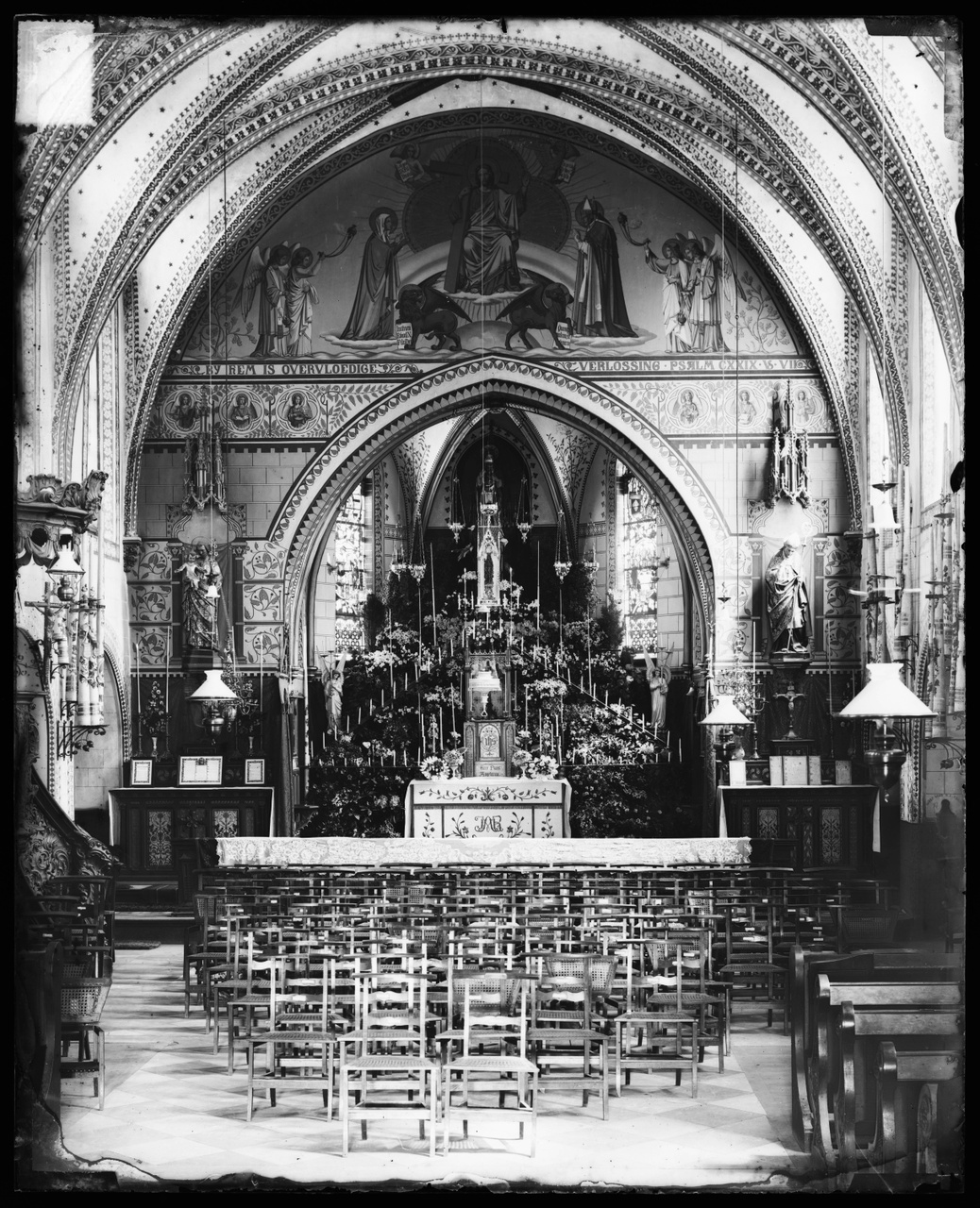 Glasnegatief van een foto van een interieur in een kerk uit kist met nummer 2.