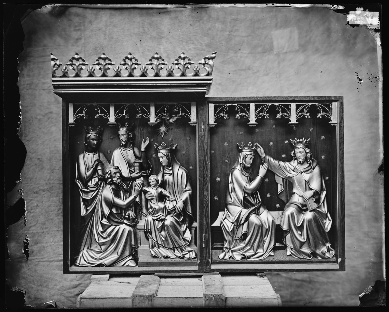 Glasnegatief van foto van producten uit de Cuypers' Kunstwerkplaatsen: Groepen, Kroning Maria en Aanbidding der koningen