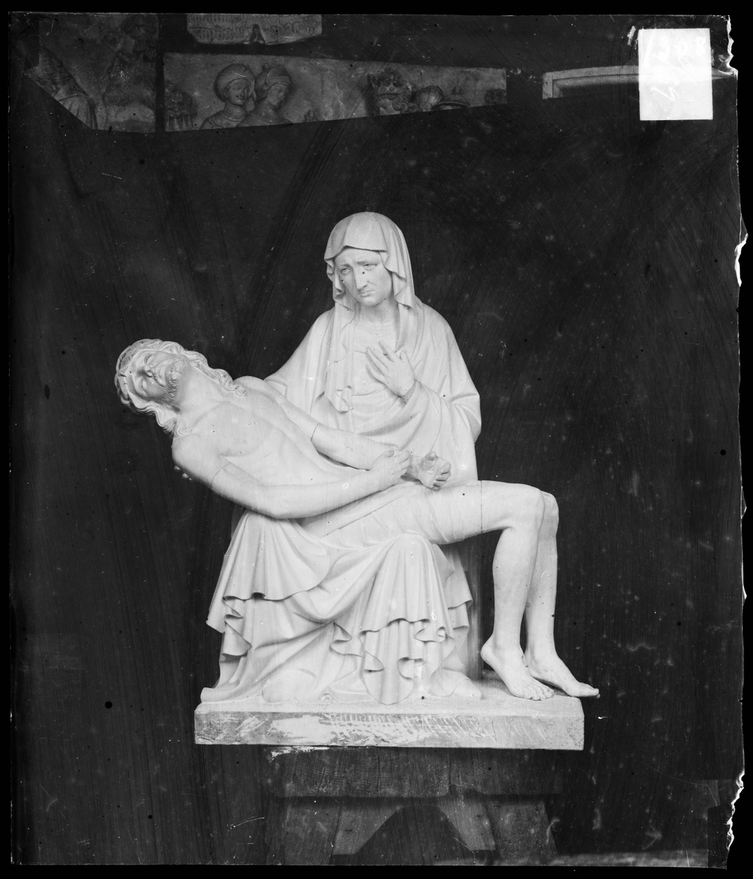 Glasnegatief van foto van producten uit de Cuypers' Kunstwerkplaatsen: "Pieta".