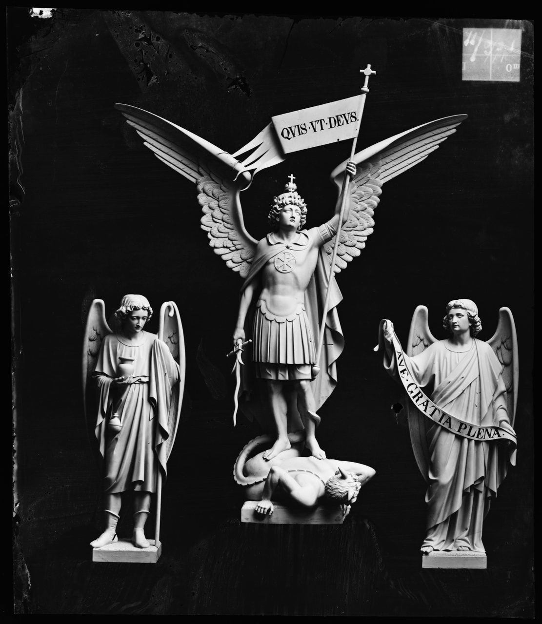 Glasnegatief van foto van producten uit de Cuypers' Kunstwerkplaatsen: "Michaël en 2 engelen"