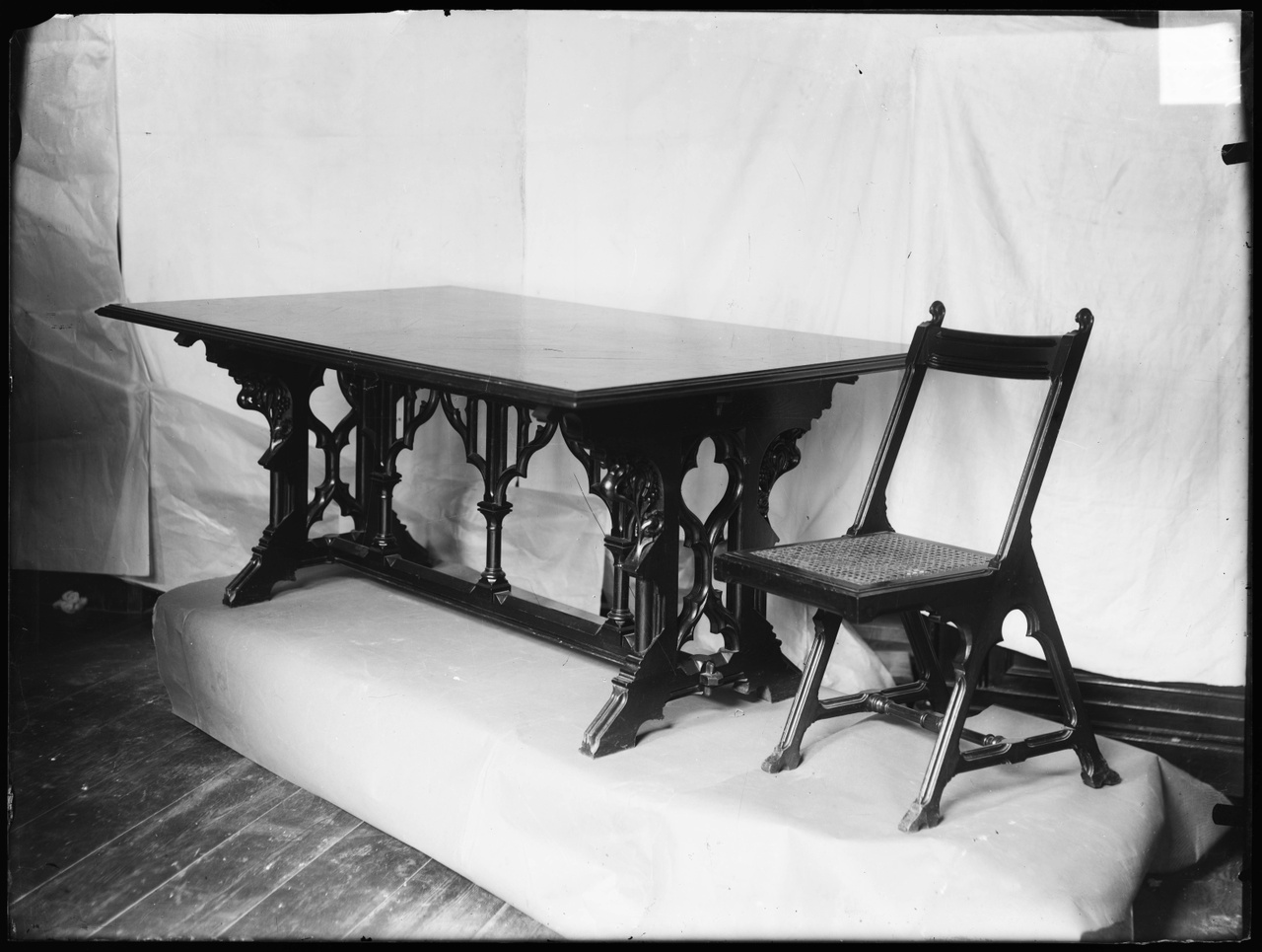Glasnegatief van foto van producten uit de Cuypers' Kunstwerkplaatsen: "Antieke tafel met stoel"