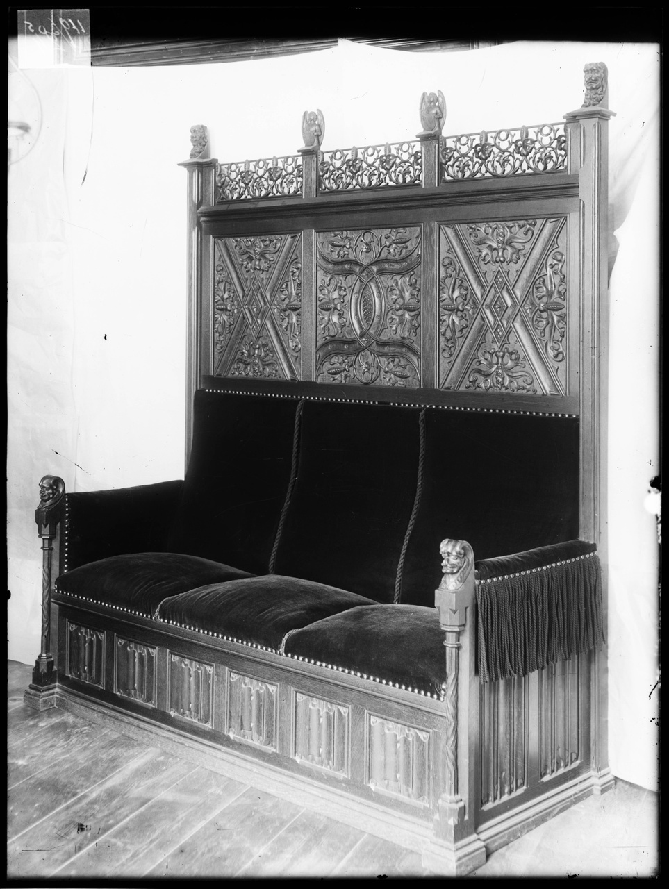 Glasnegatief van foto van producten uit de Cuypers' Kunstwerkplaatsen: "Antieke zitbank"