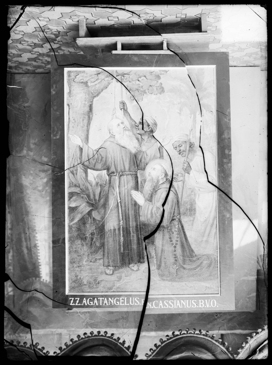 Glasnegatief van foto van producten uit de Cuypers' Kunstwerkplaatsen uit kist met nummer 11: "Schilderij Marteldood Z.Z. Agatangelus en Cassianus".