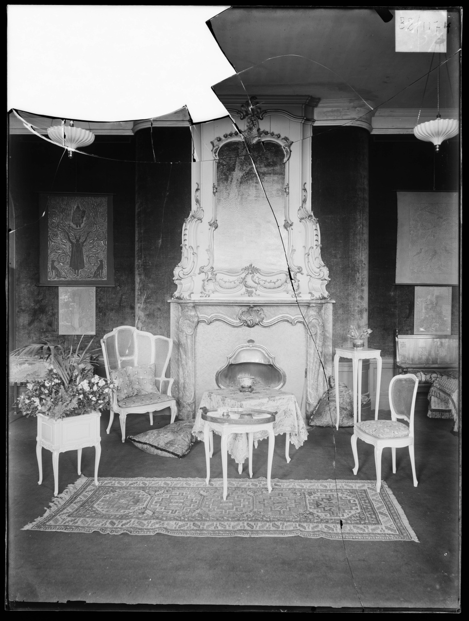 Glasnegatief van foto van producten uit de Cuypers' Kunstwerkplaatsen uit kist met nummer 11: "Interieur met kleinmeubels".