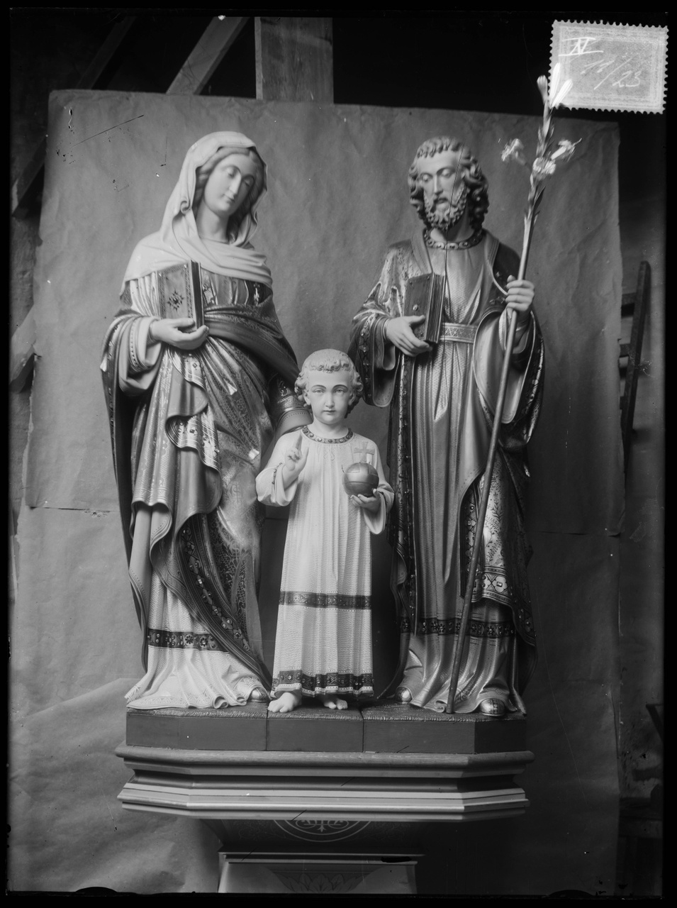 Glasnegatief van foto van producten uit de Cuypers' Kunstwerkplaatsen uit kist met nummer 11: "De Heilige Familie".