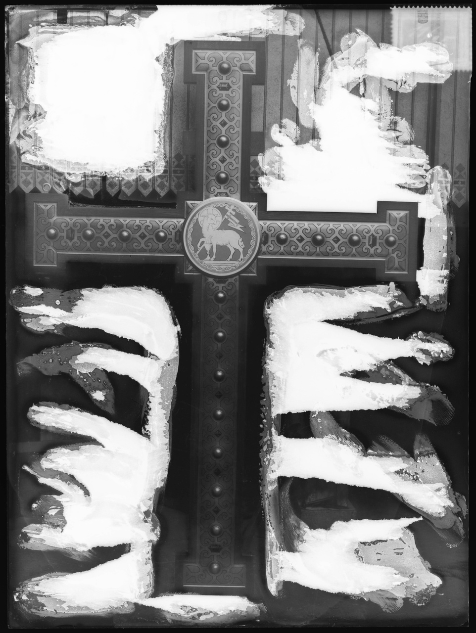 Glasnegatief van foto van producten uit de Cuypers' Kunstwerkplaatsen uit kist met nummer 11: "Triomfkruis achterzijde".