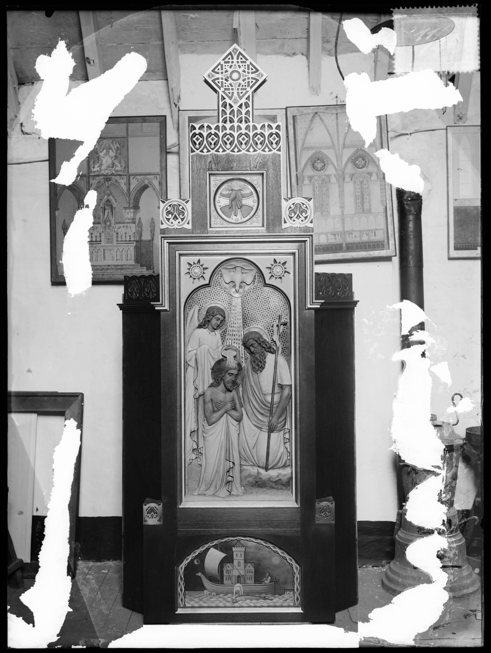Glasnegatief van foto van producten uit de Cuypers' Kunstwerkplaatsen uit kist met nummer 11: "Voorstelling Doop van Christus in de Jordaan".