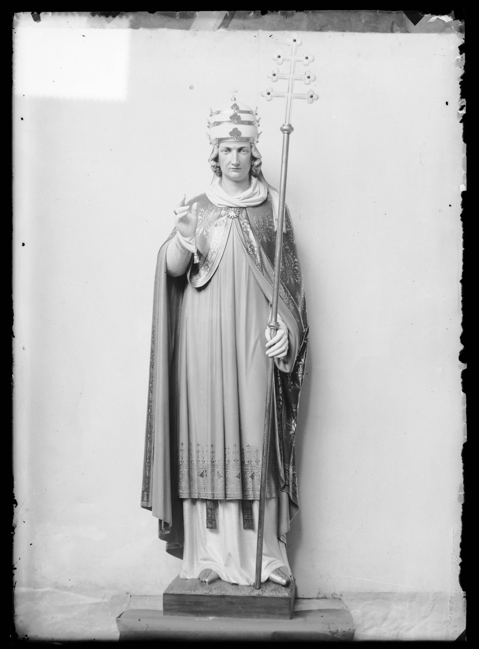 Glasnegatief van foto van producten uit de Cuypers' Kunstwerkplaatsen uit kist met nummer 23: "1 Heilige Paus".