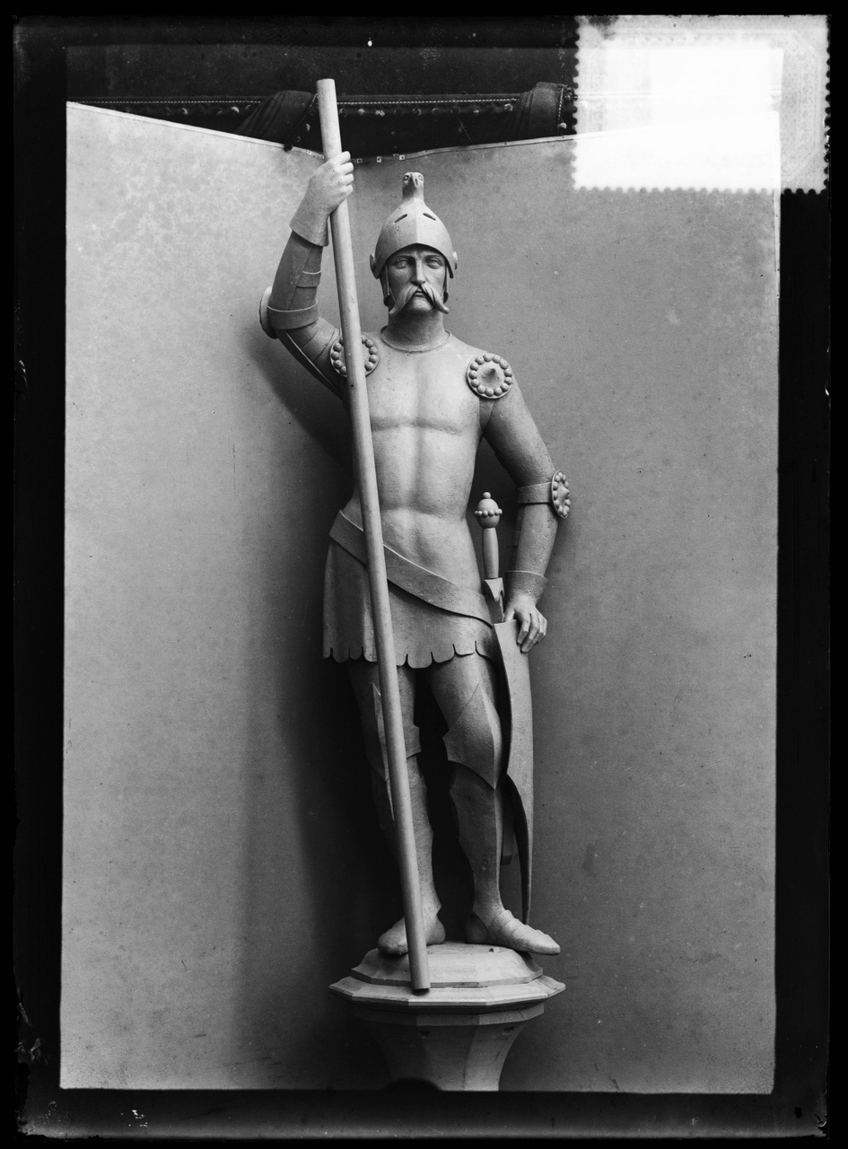 Glasnegatief van foto van producten uit de Cuypers' Kunstwerkplaatsen uit kist met nummer 24: "Beeld van een ridder".