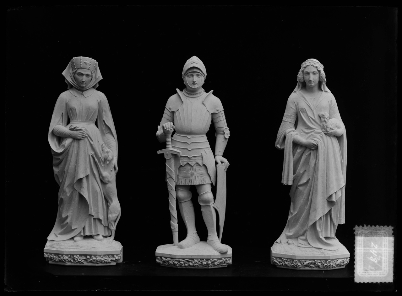 Glasnegatief van foto van producten uit de Cuypers' Kunstwerkplaatsen uit kist met nummer 24: "Beelden van een ridder en van twee dames".