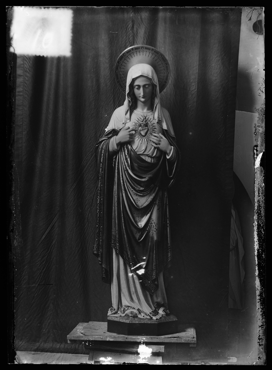 Glasnegatief van foto van producten uit de Cuypers' Kunstwerkplaatsen uit kist met nummer 27: "Onze Lieve Vrouw met Heilig Hart".