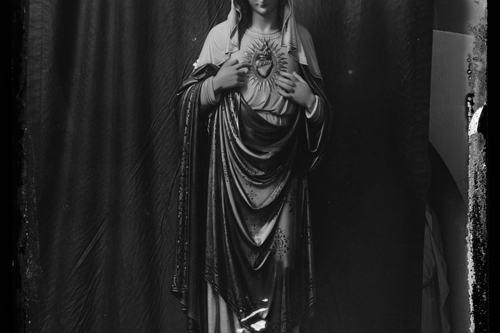 Glasnegatief van foto van producten uit de Cuypers' Kunstwerkplaatsen uit kist met nummer 27: "Onze Lieve Vrouw met Heilig Hart".
