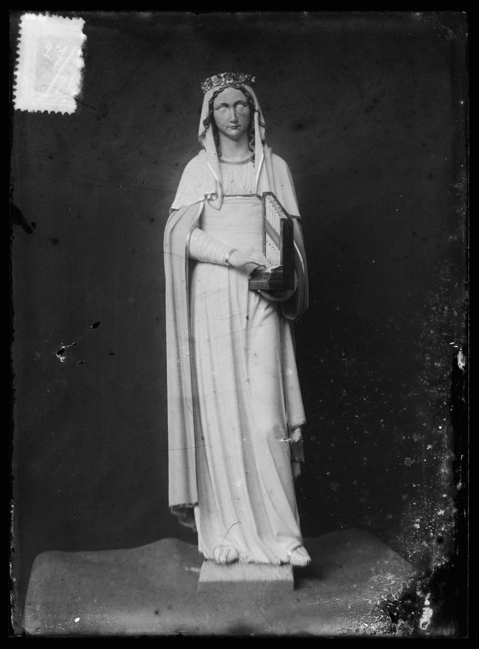 Glasnegatief van foto van producten uit de Cuypers' Kunstwerkplaatsen uit kist met nummer 27: "St. Cecilia".