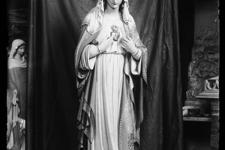 Glasnegatief van foto van producten uit de Cuypers' Kunstwerkplaatsen uit kist met nummer 31: "Onze Lieve Vrouw met Heilig Hart".