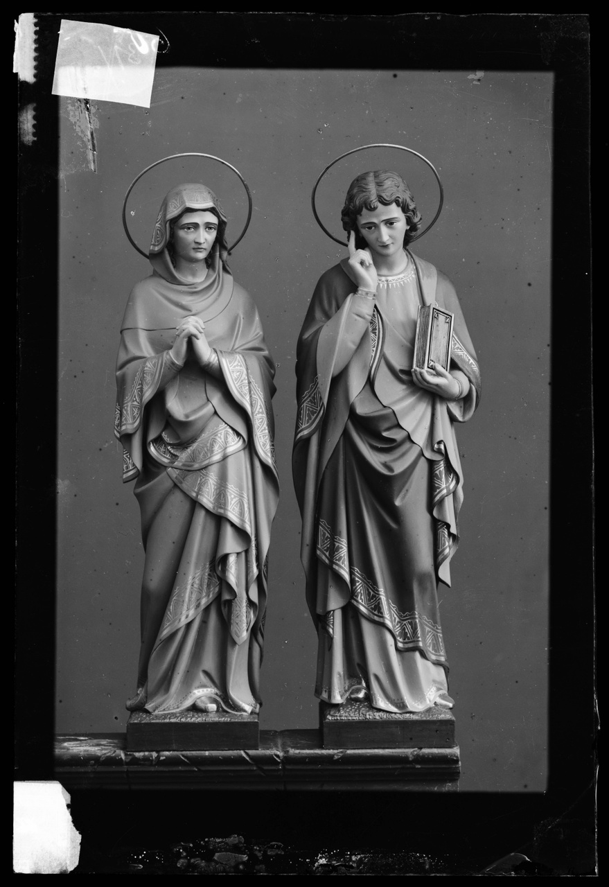 Glasnegatief van foto van producten uit de Cuypers' Kunstwerkplaatsen uit kist met nummer 31: "Maria en Johannes onder het kruis".