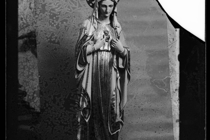 Glasnegatief van foto van producten uit de Cuypers' Kunstwerkplaatsen uit kist met nummer 31: "Onze Lieve Vrouw met Heilig Hart".