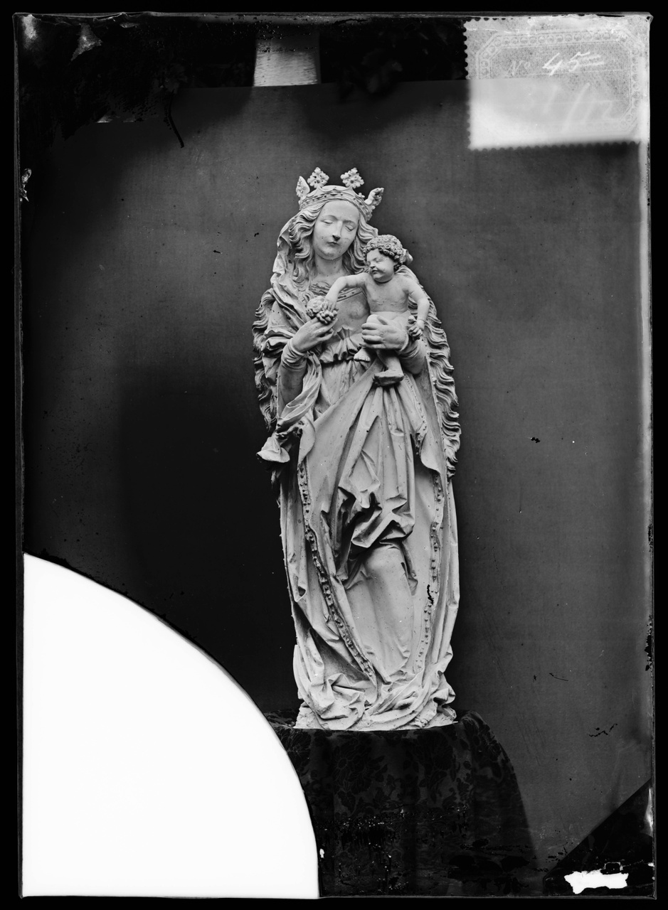 Glasnegatief van foto van producten uit de Cuypers' Kunstwerkplaatsen uit kist met nummer 31: "Antiek Onze Lieve Vrouwe Beeld".