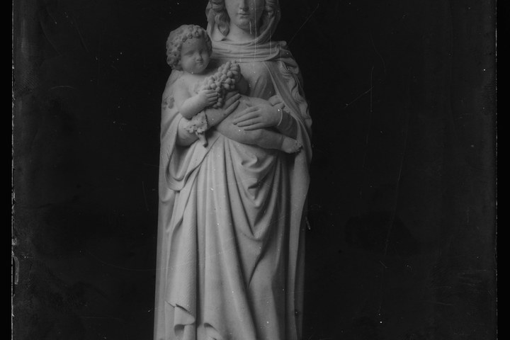 Glasnegatief van foto van producten uit de Cuypers' Kunstwerkplaatsen uit kist met nummer 31: "Onze Lieve Vrouw met kind".
