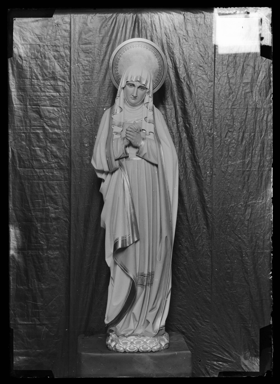 Glasnegatief van foto van producten uit de Cuypers' Kunstwerkplaatsen uit kist met nummer 31: "Maria onder het kruis".