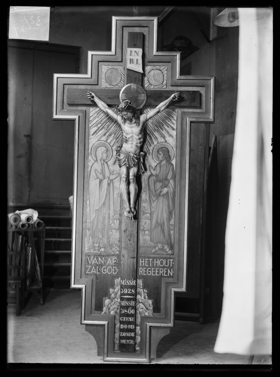 Glasnegatief van foto van producten uit de Cuypers' Kunstwerkplaatsen uit kist met nummer 32: "Missiekruis".