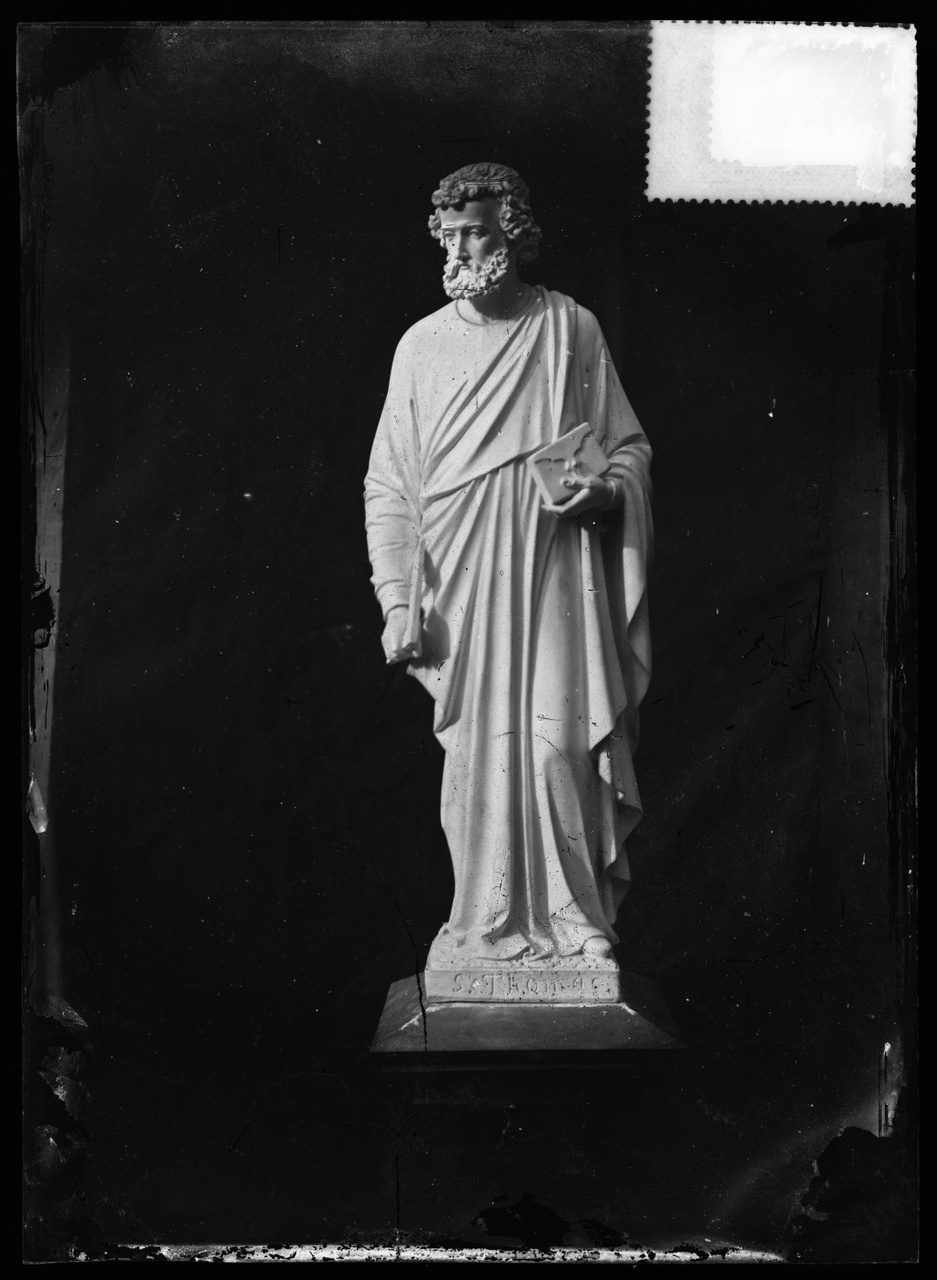 Glasnegatief van foto van producten uit de Cuypers' Kunstwerkplaatsen uit kist met nummer 32: "St. Thomas".