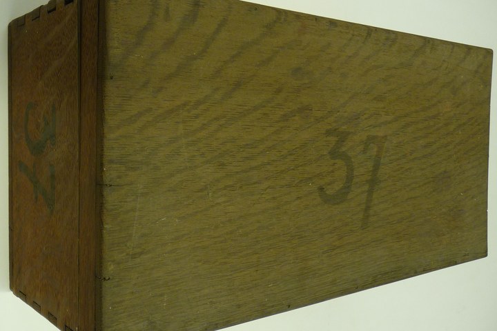 Kist voor glasnegatieven met nummer 37.