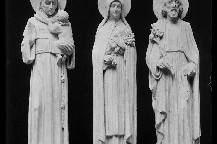 Glasnegatief van foto van producten uit de Cuypers' Kunstwerkplaatsen uit kist met nummer 37: "3 modellen: Sint Antonius, St. Joseph en St. Theresia".