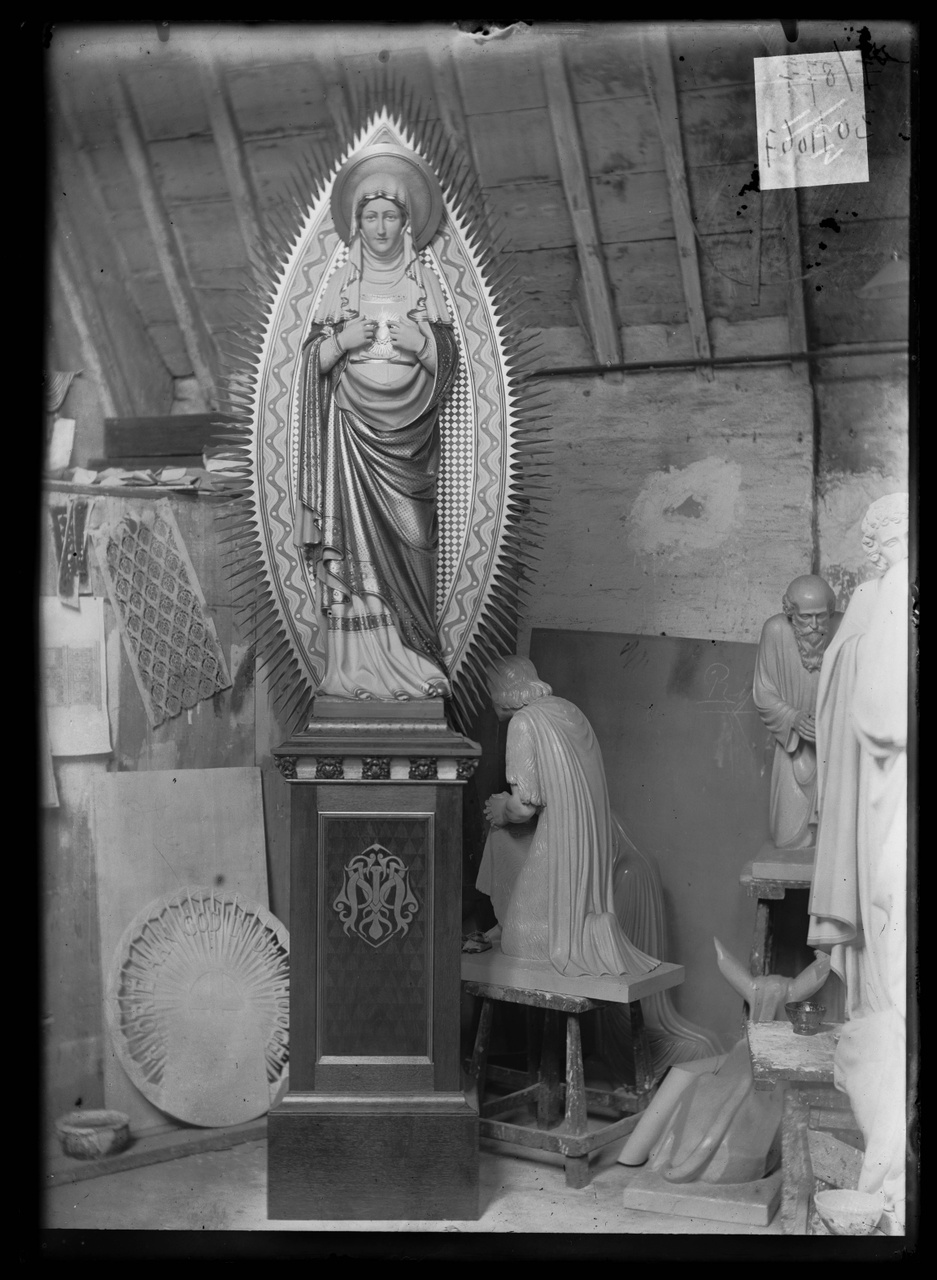 Glasnegatief van foto van producten uit de Cuypers' Kunstwerkplaatsen uit kist met nummer 43: "Mariabeeld met stralenkrans".