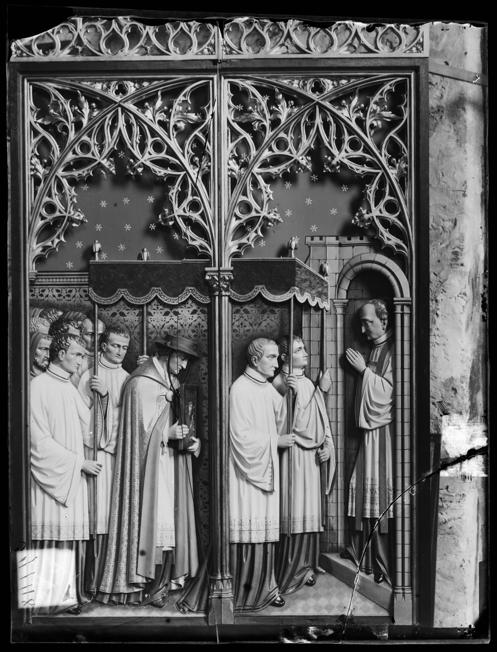 Glasnegatief van foto van producten uit de Cuypers' Kunstwerkplaatsen uit kist met nummer 43: "Altaar Luik, Kardinaal draagt beeld van Onze Lieve Vrouw van Altijd durende Bijstand".