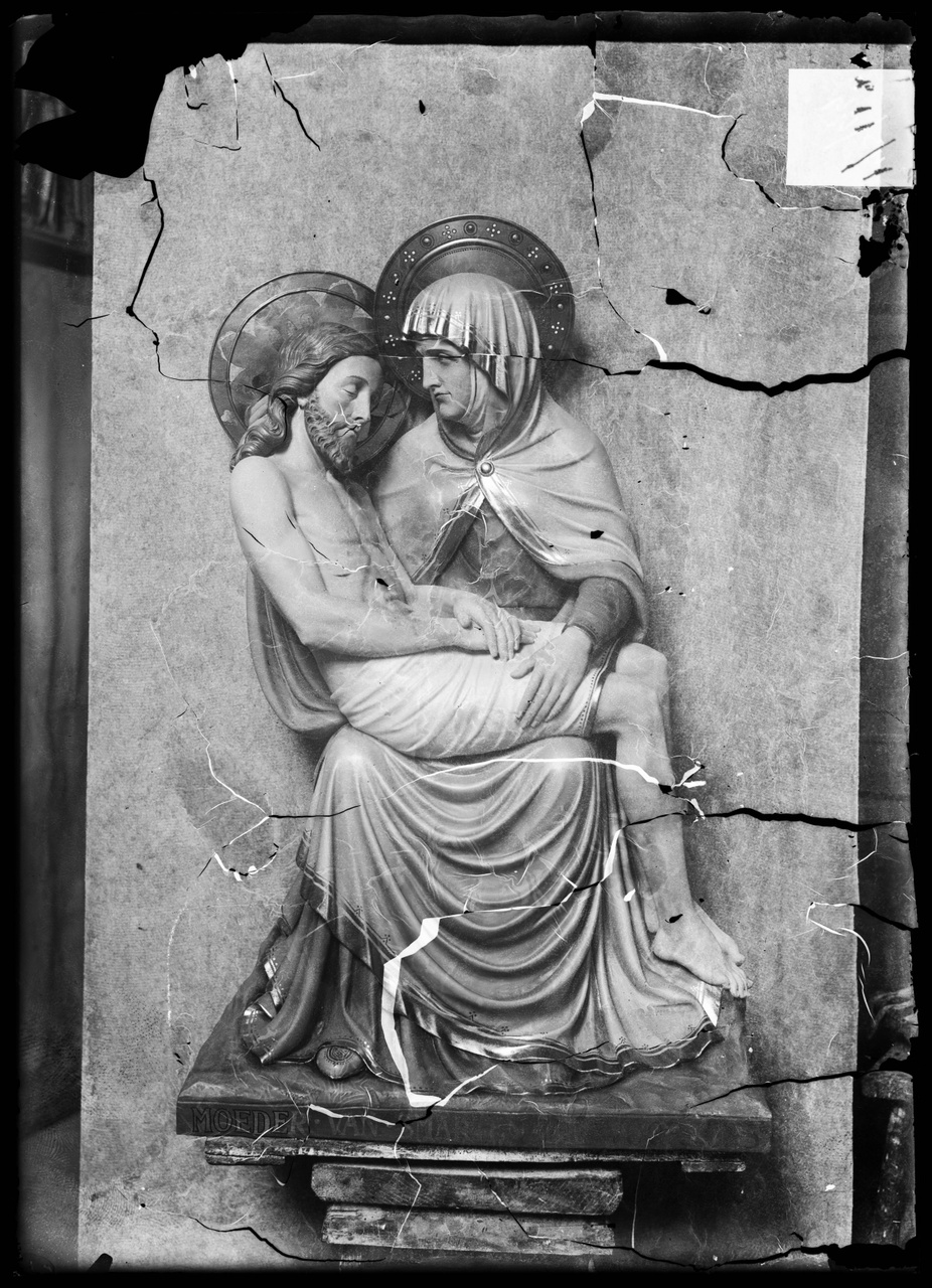 Glasnegatief van foto van producten uit de Cuypers' Kunstwerkplaatsen uit kist met nummer 43: "Pieta Pannerden".