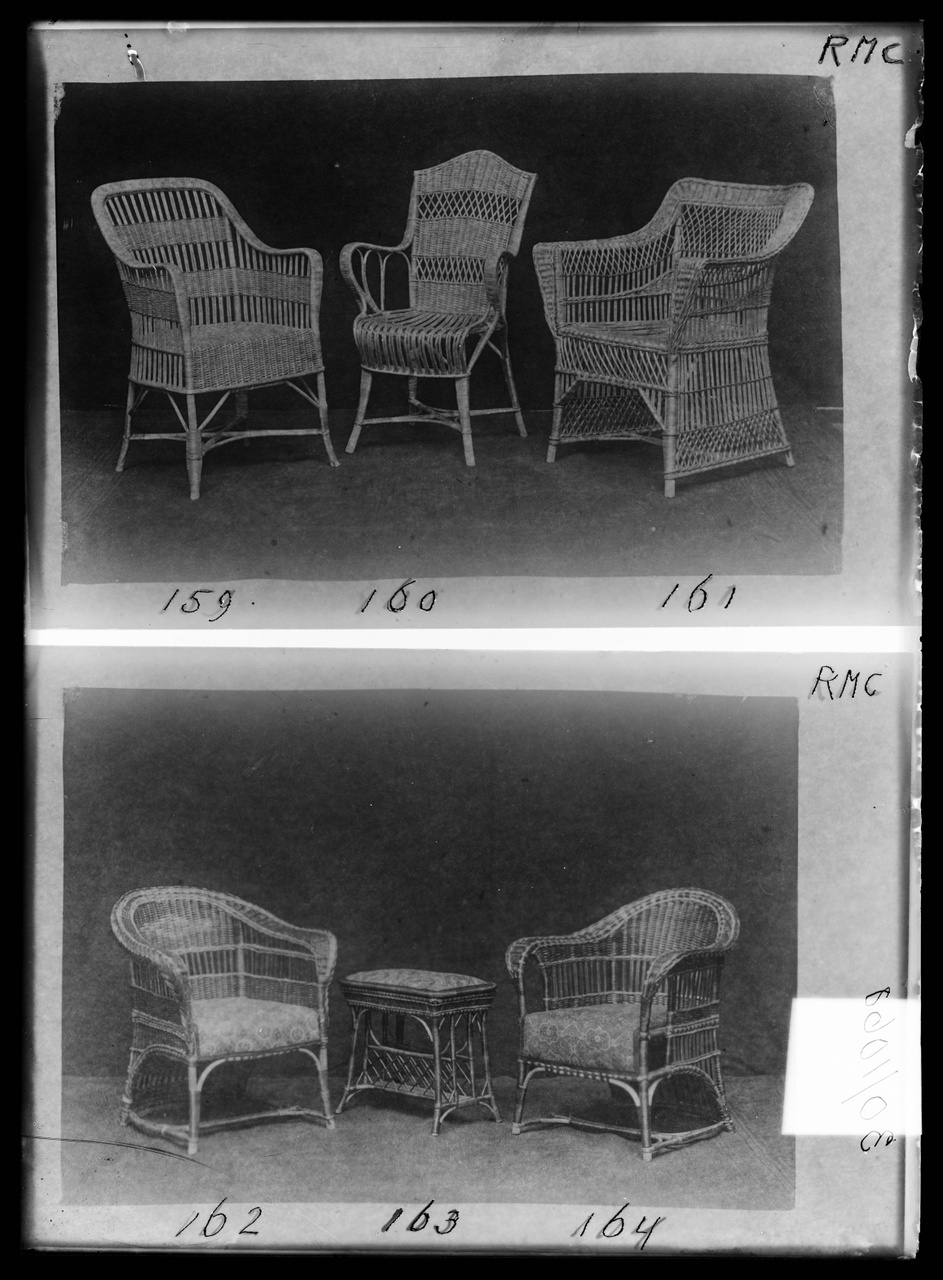 Glasnegatief van foto van producten uit de Cuypers' Kunstwerkplaatsen uit kist met nummer 43: "Rieten meubels".