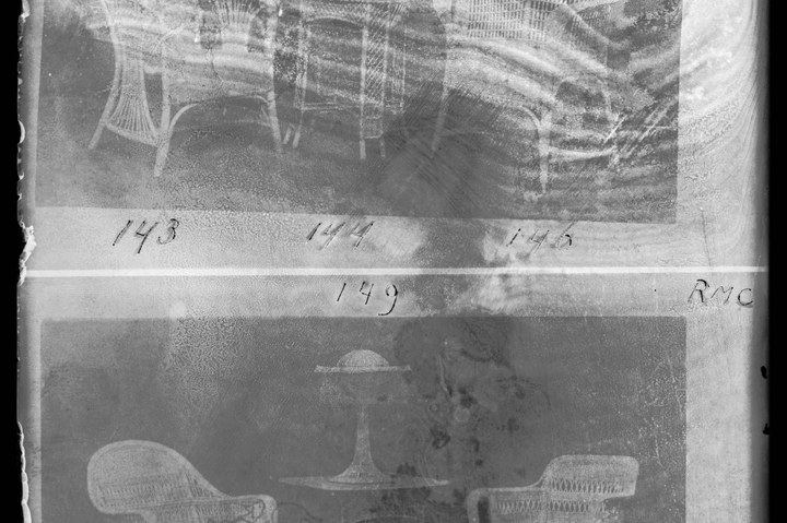 Glasnegatief van foto van producten uit de Cuypers' Kunstwerkplaatsen uit kist met nummer 43: "Rieten Meubels".