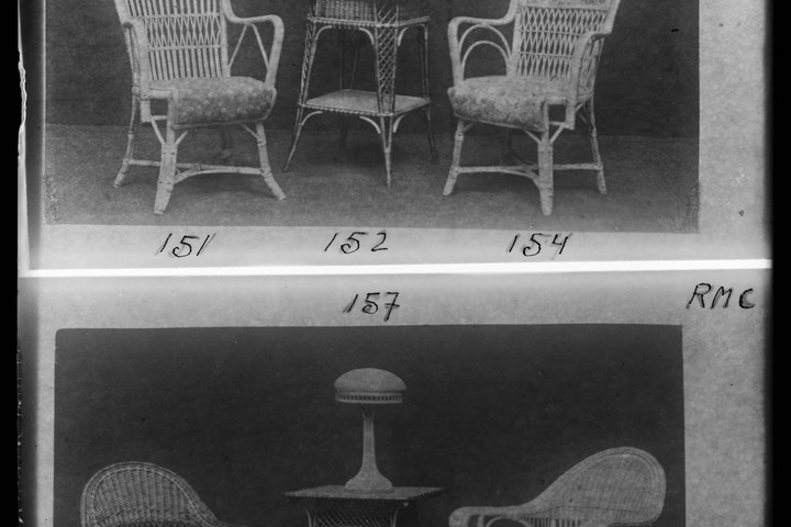 Glasnegatief van foto van producten uit de Cuypers' Kunstwerkplaatsen uit kist met nummer 43: "Rieten Meubels".