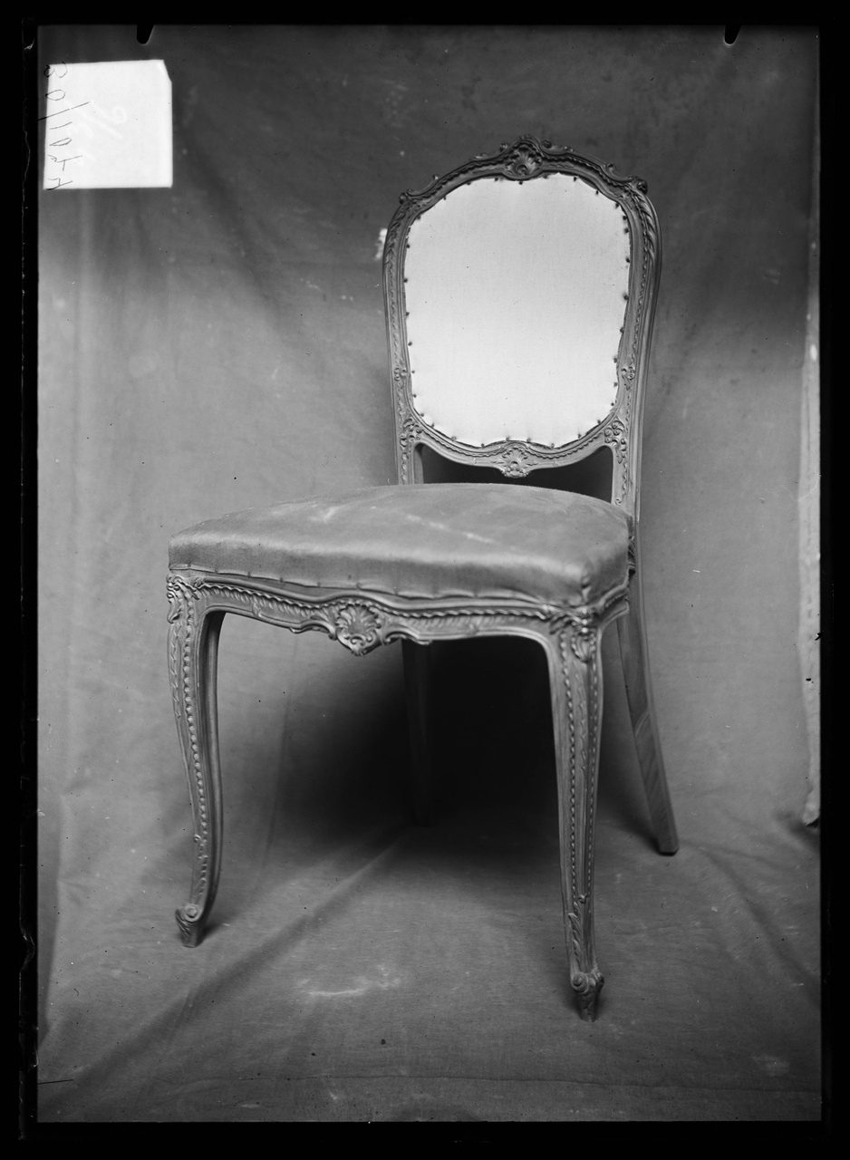 Glasnegatief van foto van producten uit de Cuypers' Kunstwerkplaatsen uit kist met nummer 43: "Louis V stoel".