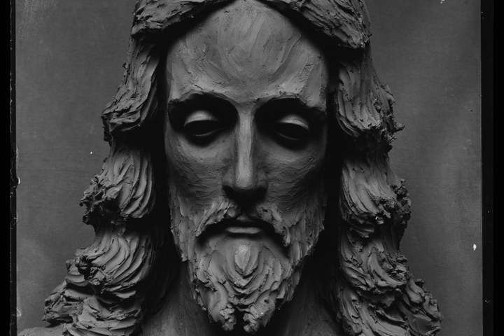 Glasnegatief van foto van producten uit de Cuypers' Kunstwerkplaatsen uit kist met nummer 43: "Hoofd H. Hart en face".