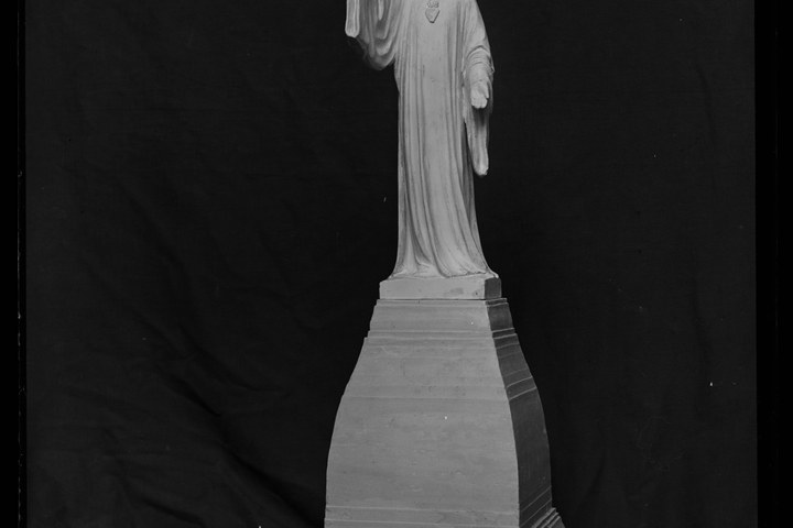 Glasnegatief van foto van producten uit de Cuypers' Kunstwerkplaatsen uit kist met nummer 43: "Heilig Hart monument".