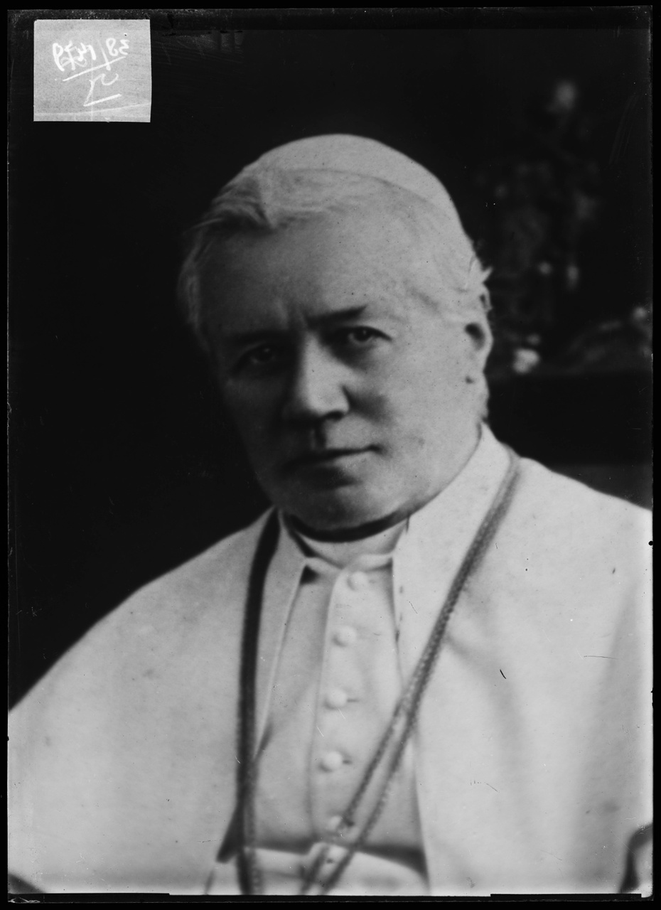 Glasnegatief van foto van producten uit de Cuypers' Kunstwerkplaatsen: "Portretfoto van Paus Pius X".