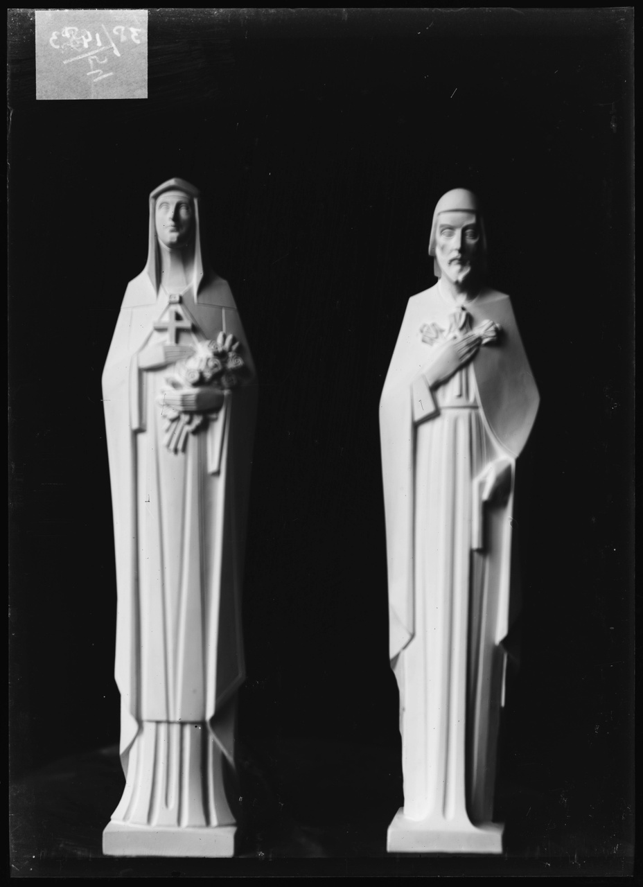 Glasnegatief van foto van producten uit de Cuypers' Kunstwerkplaatsen: "Beelden van de H. Maria en de H. Jozef".