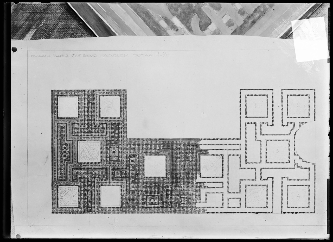 Glasnegatief van foto van producten uit de Cuypers' Kunstwerkplaatsen: "Ontwerptekening van de mozaïekvloer in de Sint Bavo-kathedraal te Haarlem.".