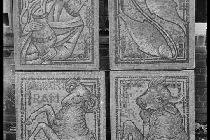 Glasnegatief van foto van producten uit de Cuypers' Kunstwerkplaatsen: "Vier mozaïektegels met Tekens van de Dierenriem".
