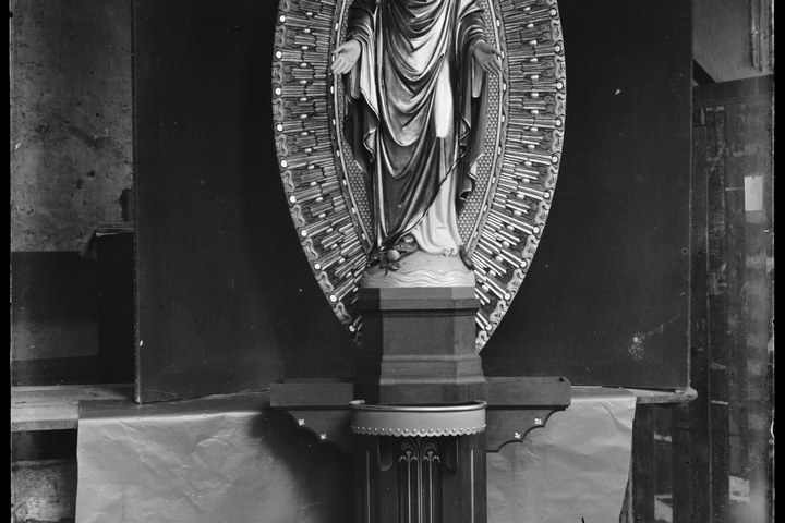 Glasnegatief van foto van producten uit de Cuypers' Kunstwerkplaatsen: "Beeld van Maria met stralenkrans".