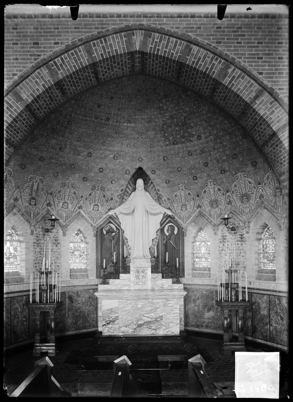 Glasnegatief van foto van producten uit de Cuypers' Kunstwerkplaatsen: "H. Hartaltaar in de kerk van de Martelaren van Gorcum in Den Haag".